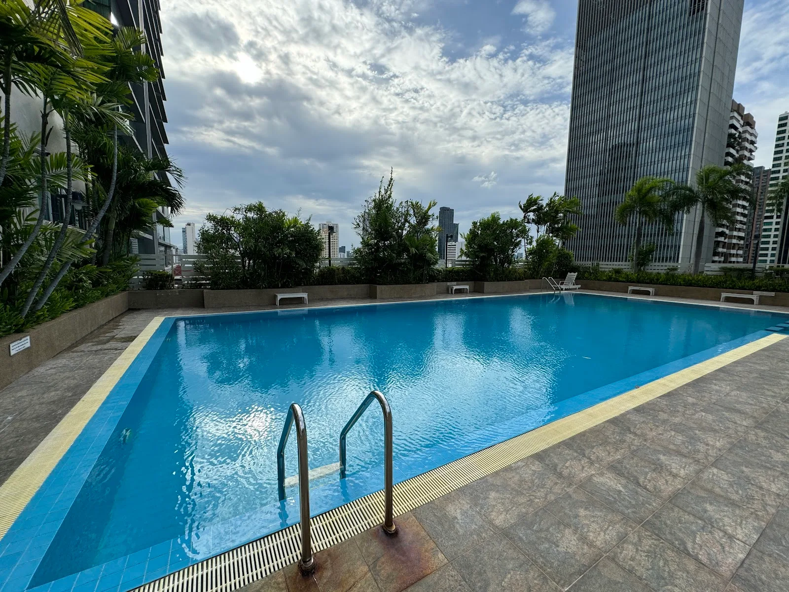 ภาพจริงของ แกรนด์พาร์ควิว อโศก ย่านนานา จาก Google Maps (รูปที่ 2)
