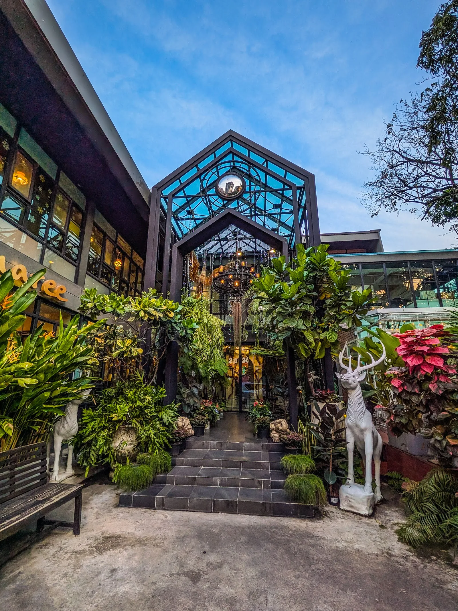 ภาพจริงของ กินรี by Vanessa WU สุขุมวิท 8 ย่านนานา จาก Google Maps (รูปที่ 5)
